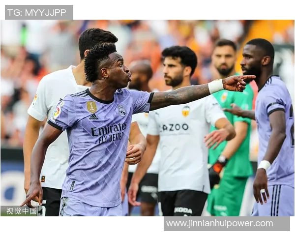 维尼修斯与女友甜蜜互动内马尔点赞称赞这个男孩深深爱着她